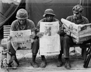 Soldados en Vietnam leyendo el periódico El Mundo